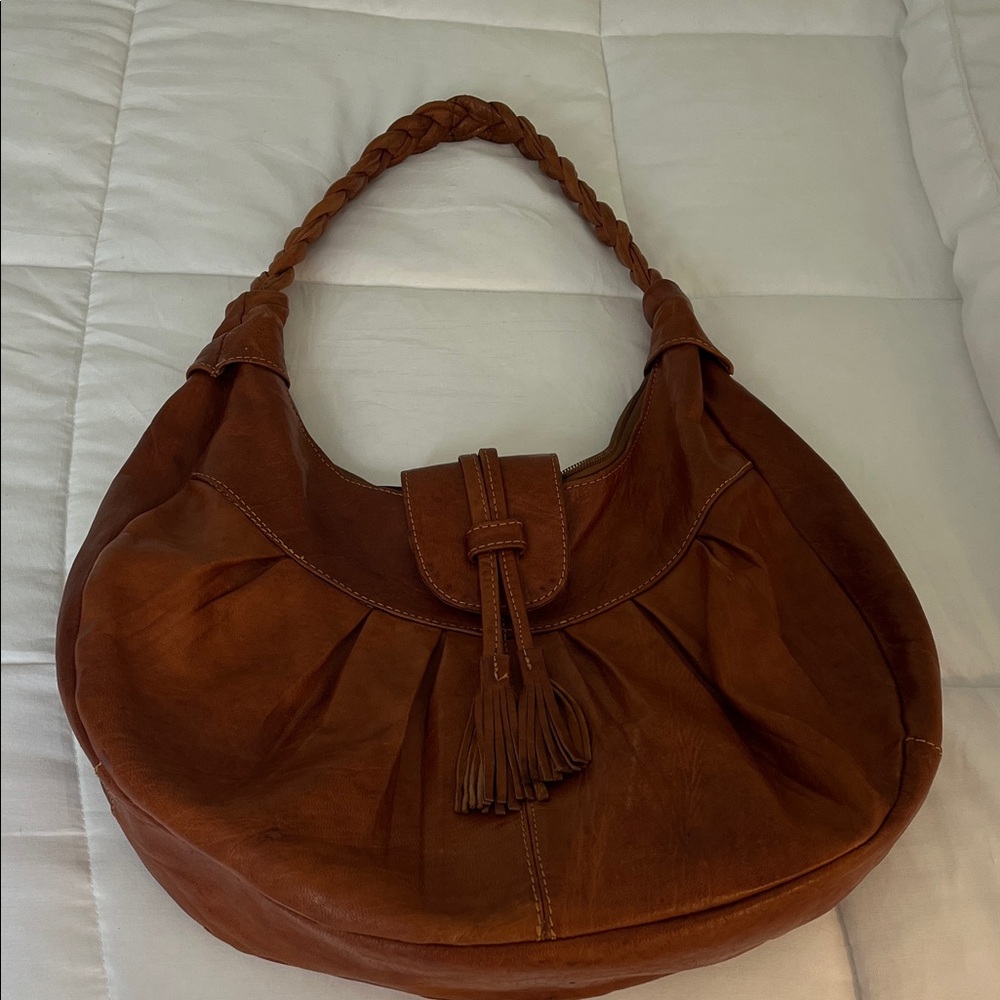 Brown leather purse 
Braided strap
So stinkin cute